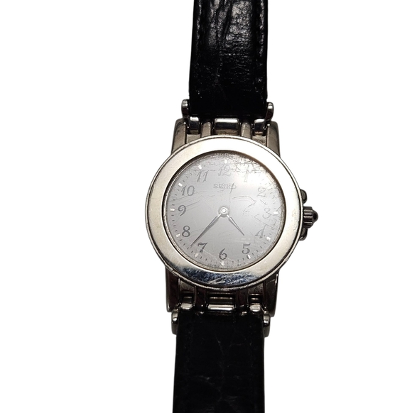 Vintage Seiko Women’s Silver Tone Watch – Black Leather Strap – V700 6L00 - Picture 3 of 5
